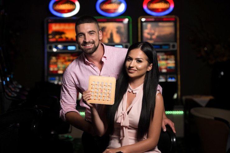 Antarmuka aplikasi hokibet88 menampilkan menu sportsbook dan live dealer